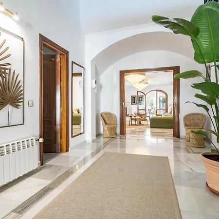 Seaside Paradise With A Private Pool And Walking Distance To The