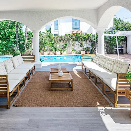 Seaside Paradise With A Private Pool And Walking Distance To The