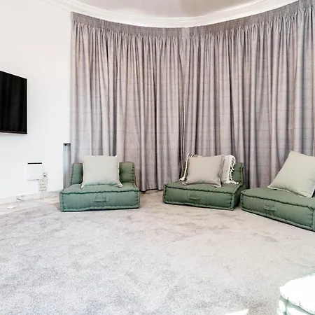 Seaside Paradise With A Private Pool And Walking Distance To The *