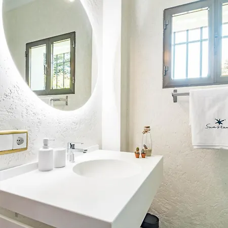 Villa Seaside Paradise With A Private Pool And Walking Distance To The *