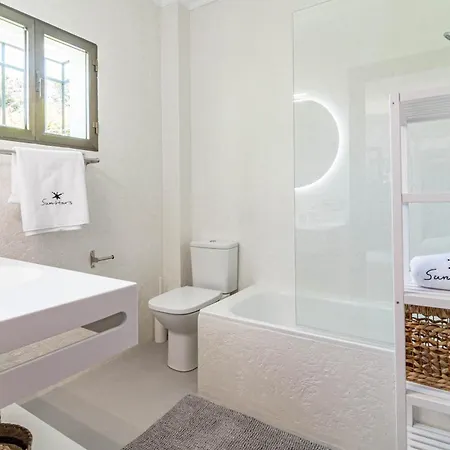 Seaside Paradise With A Private Pool And Walking Distance To The Villa *